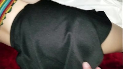 Xwişka xwendeka keçik a razayî bi tiliyên xwe kenê xwe yê teng digire
